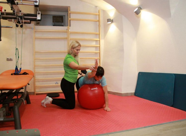 INDIVIDUAL EXERCISES WITH PHYSIOTHERAPIST