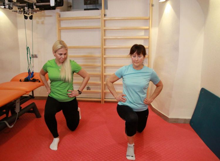 INDIVIDUAL EXERCISES WITH PHYSIOTHERAPIST