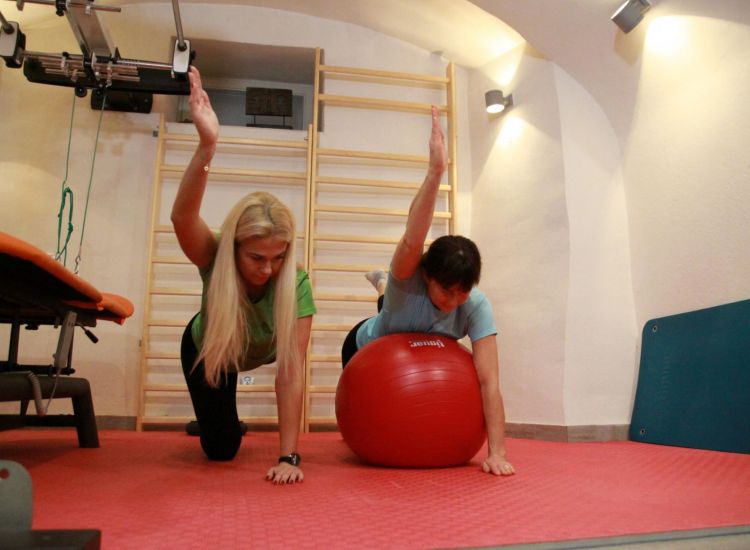 INDIVIDUAL EXERCISES WITH PHYSIOTHERAPIST